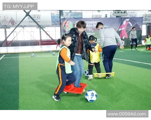 足球女孩专用:探索女性在足球世界中的力量与魅力 足球女孩专用:探索女性在足球世界中的力量与魅力